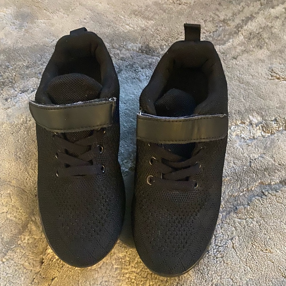 Boy/girl black cloth sneakers sold as is